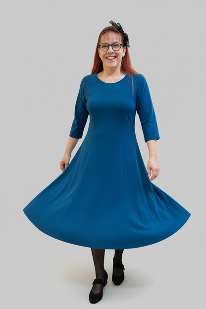 Petroolin värinen puntoneulosmekko