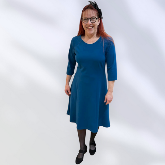 Petroolin värinen puntoneulosmekko