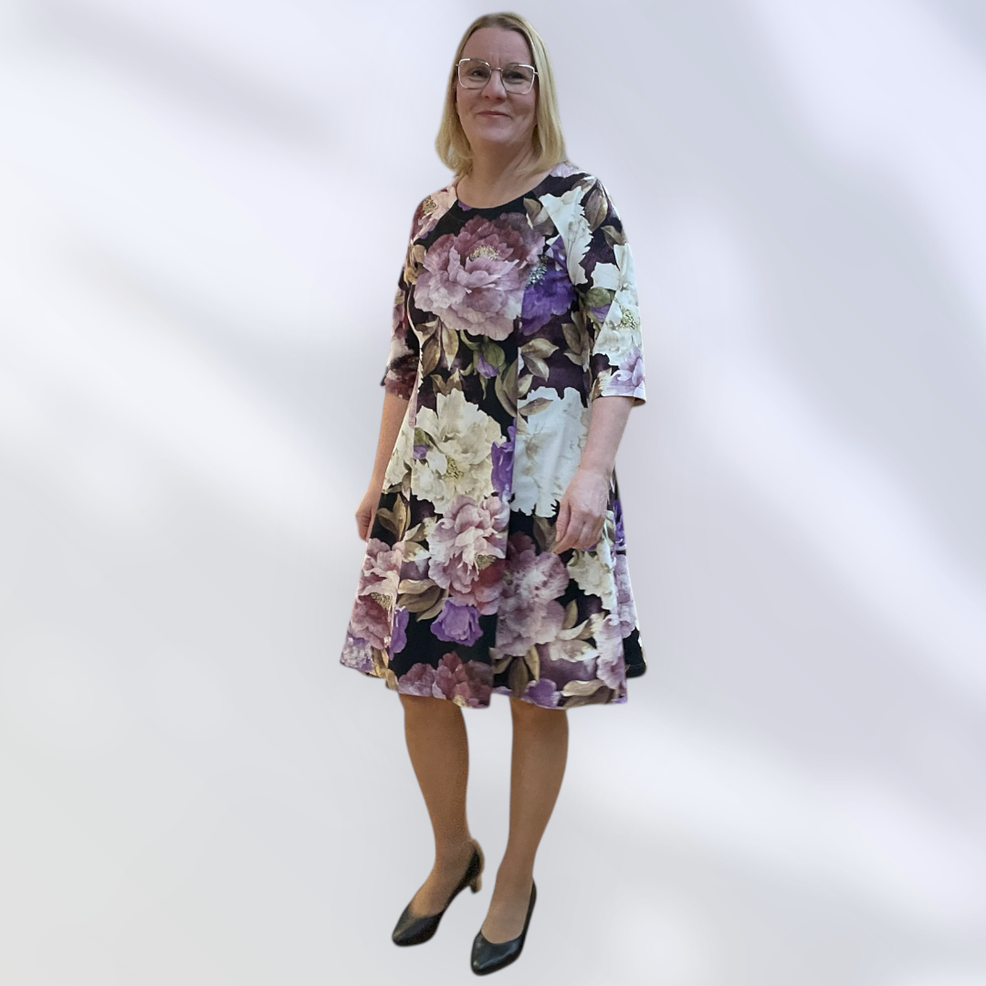 Trikoo mekko violetti kukkakuosi